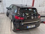 une voiture noire garée dans un garage