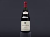 une bouteille de vin posée sur une table en verre