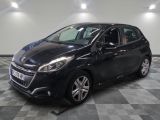 la voiture noire est garée dans le garage sur un sol en damier