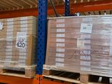 une palette de cartons posée sur une autre palette dans un entrepôt