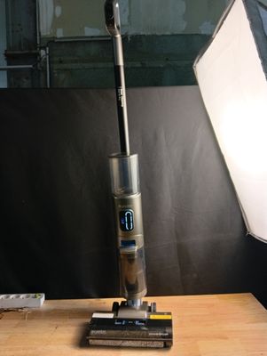 un aspirateur posé sur une table, avec une lampe
