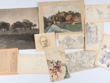 beaucoup de dessins et de photos accrochés au mur