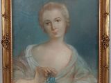 un vieux tableau représentant une femme en robe blanche tenant un ruban bleu