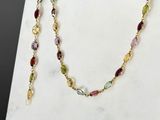 un gros plan sur un collier orné de pierres multicolores