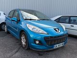 une voiture bleue garée sur un parking à côté d'une voiture blanche