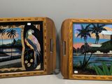 deux plateaux en bois décorés de peintures, posés sur une étagère