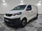 la camionnette blanche est garée sur le sol en damier d'une pièce