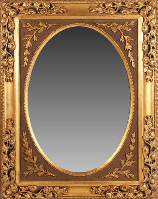 un miroir à cadre doré orné d'un motif floral
