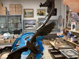 une statue représentant un oiseau, posée sur une table dans un magasin