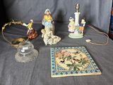 Plusieurs figurines sont exposées sur une table, à côté d'un livre