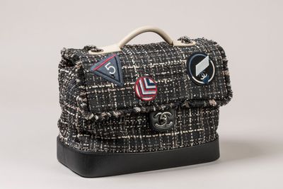 CHANEL - SAC à main modèle "Classic Flap Travel Airline airp…