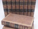 plusieurs livres sont empilés sur une surface blanche