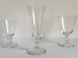 trois verres à vin vides posés sur une table blanche