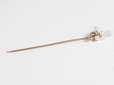 un gros plan d'un bâton orné de perles posé sur une surface blanche