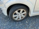 une voiture qui a un pneu crevé sur le bord de la route