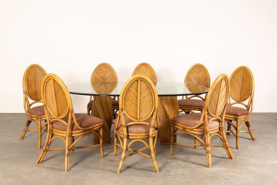 une photo d'une table à manger avec six chaises et un plateau en verre