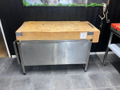 un îlot de cuisine avec un plan de travail en bois au milieu de la pièce
