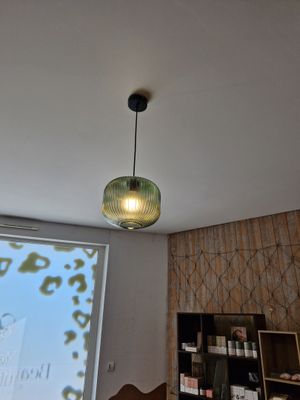 une salle équipée d'un écran de projection et d'un projecteur fixé au mur