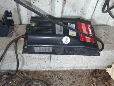 une photo d'une batterie de voiture dans un garage