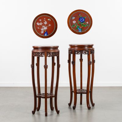 paire de tabourets chinois anciens en bois ornés de motifs floraux