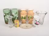 de nombreux vases et verres de toutes sortes posés sur une table