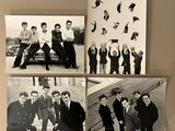 quatre photos en noir et blanc d'un groupe d'hommes en costume