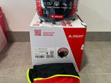 un casque posé sur une boîte