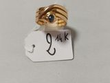 Gros plan sur une bague portant une étiquette