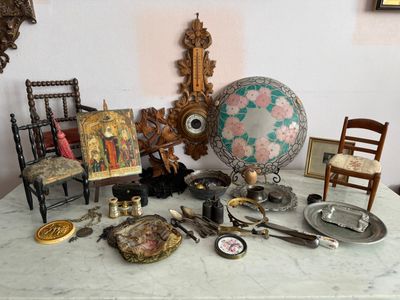 une table sur laquelle sont posés de nombreux objets anciens
