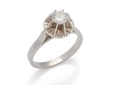 une bague en or blanc et diamants
