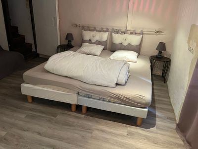 un lit avec une couette blanche et des oreillers dans une chambre