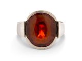 Gros plan sur une bague contenant une pierre rouge
