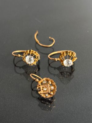 deux paires de boucles d'oreilles en or et une bague sertie d'un diamant