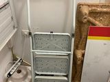 une photo d'une salle de bains avec des toilettes et une échelle