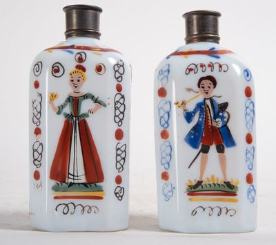 paire de salières et poivrières en verre peintes à la main, ornées d'une femme et d'un homme
