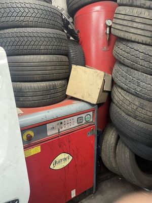 une grande quantité de pneus empilés dans une pièce