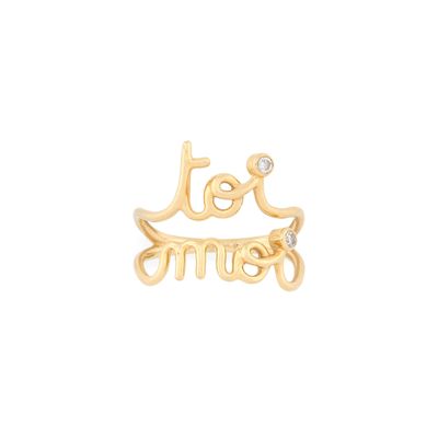 un gros plan d'une bague en or portant l'inscription « love » et sertie d'un diamant