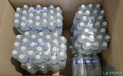 de nombreuses bouteilles d'eau rangées dans un carton