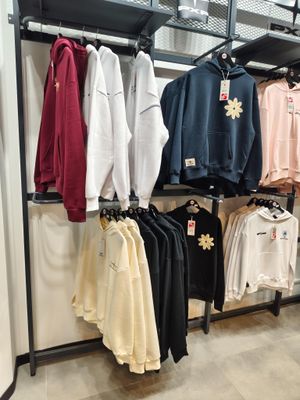beaucoup de chemises suspendues à un portant dans un magasin