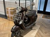 une trottinette posée par terre dans la pièce