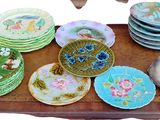de nombreuses assiettes et bols posés sur un plateau posé sur une table