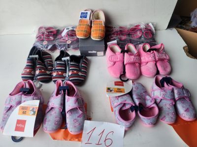 Lot d'environ 13 paires de Chaussons/Pantoufles Plusieurs po…