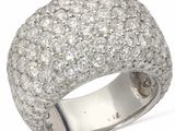 gros plan d'une bague en diamant sur fond blanc