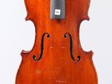 gros plan d'un violon avec un archet sur fond blanc