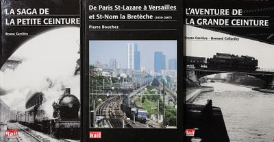 trois livres posés sur une table