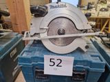 une photo d'une scie circulaire posée sur une boîte à outils