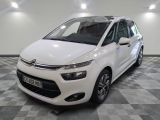 la citrole blanche est garee sur un carrelage en damier