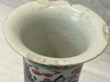 un vase blanc orné d'un motif bleu et blanc