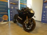 une moto garée dans un showroom