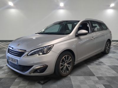la voiture argentée est garée sur le sol à carreaux d'une pièce